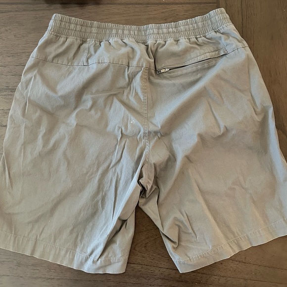 Lululemon men’s shorts - Picture 3 of 4